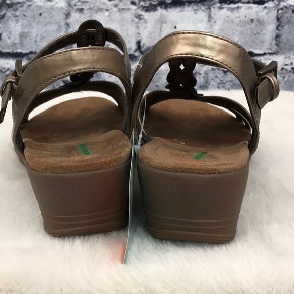 Baretraps Golden Wedge Sandals (757) - Picture 3 of 6